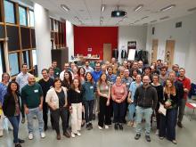 Photo de l'évènement de lancement, présentant les projets lauréats, l'équipe de l'URSCOP et les partenaires techniques, institutionnels et financiers